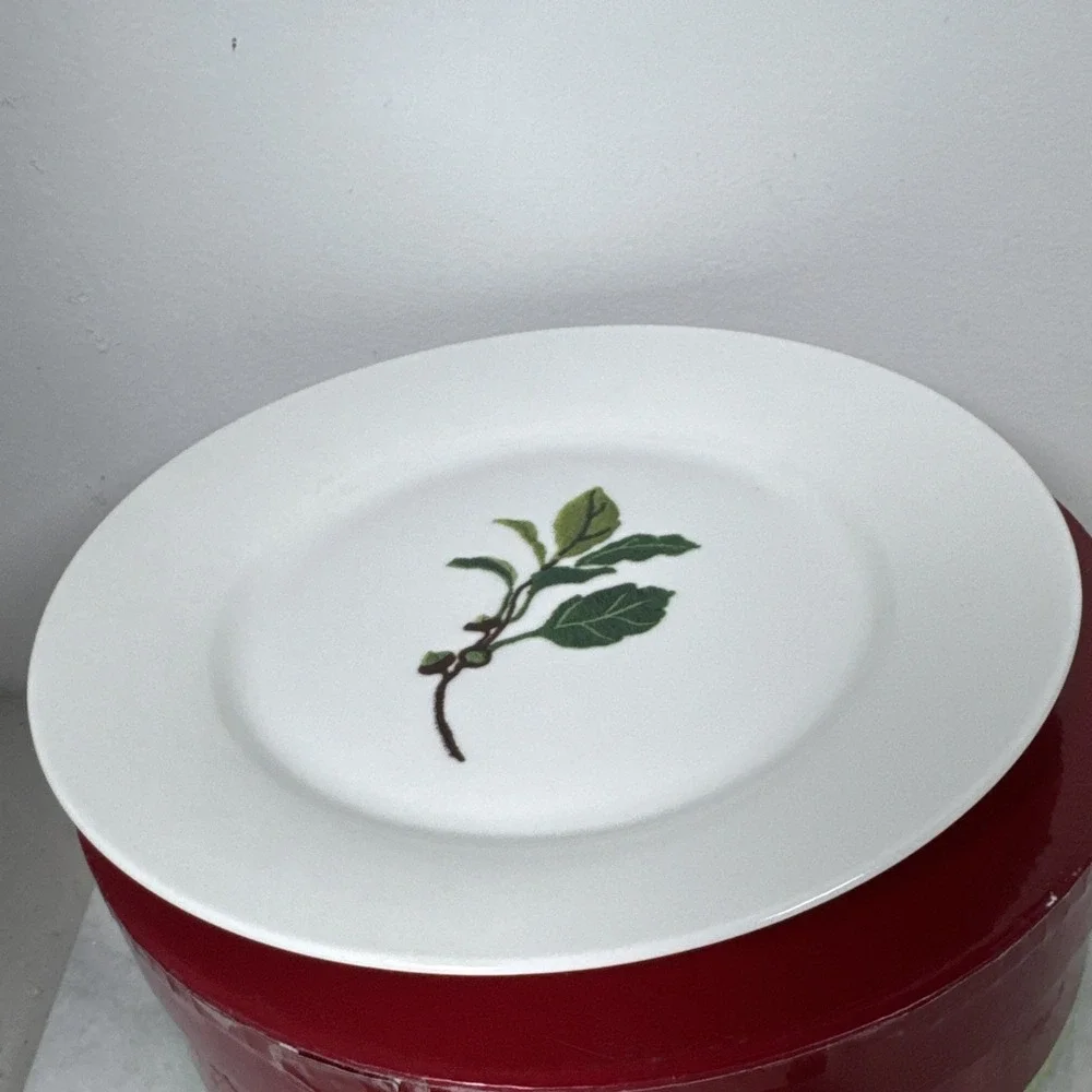 Crate & Barrel Holiday Salad Dessert Plates Set Of 4 With Holly And Acorns